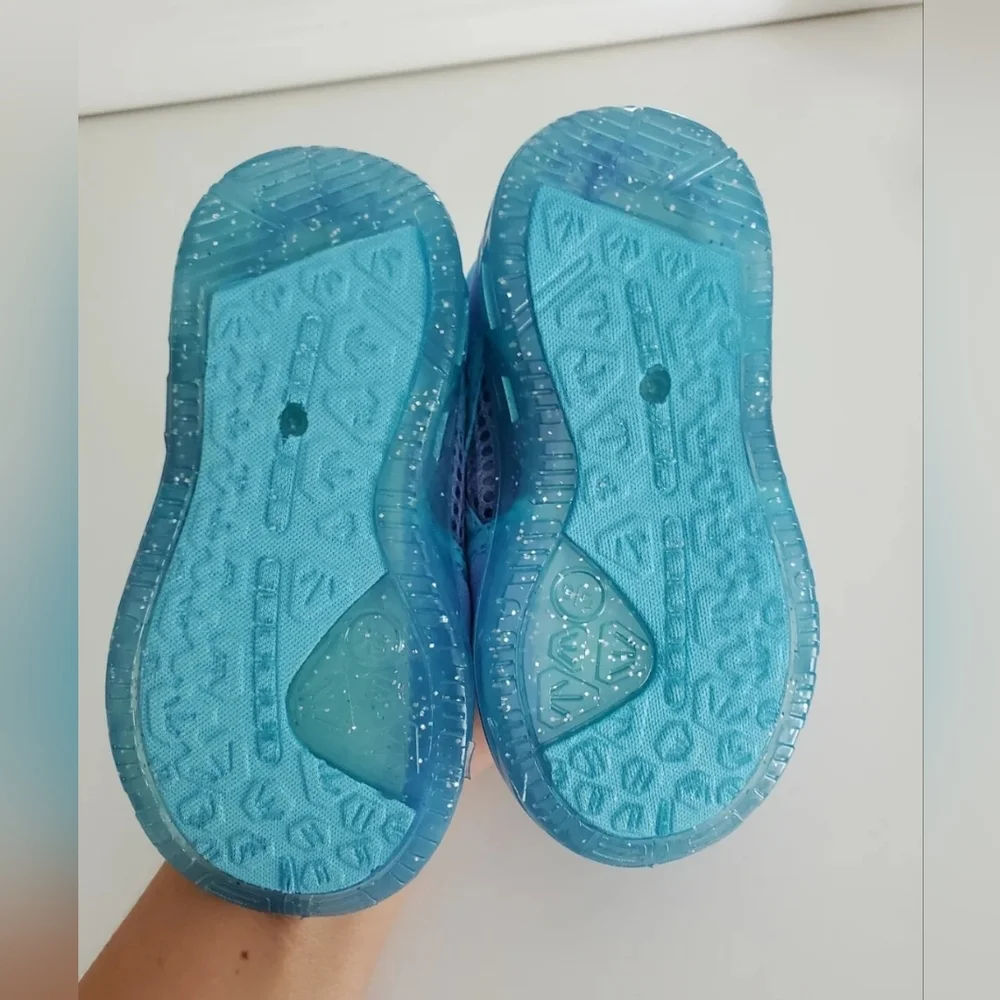 Disney Frozen II Anna and Elsa Water Shoes (Toddler Girls).‎  Size 5-6